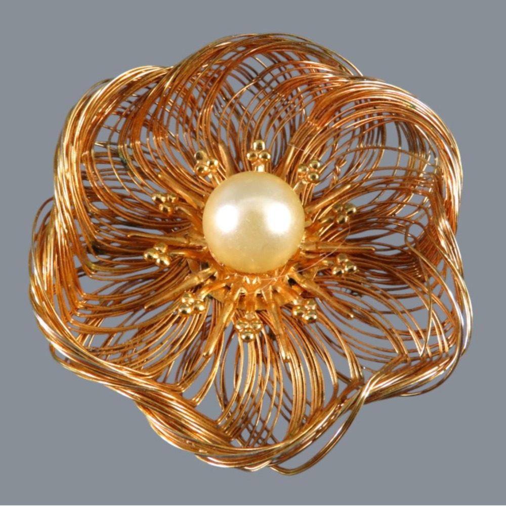 Vintage GOLD TONE BROOCH Wire Art Wrap FLOWER w/CENTER FAUX PEARL Fleur-De-Lis